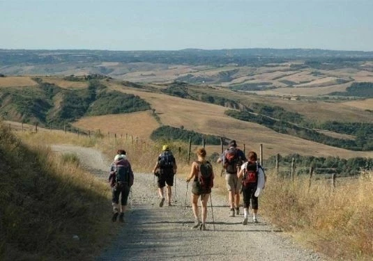 Heavn : Un groupe de personnes marchant sur un chemin de terre.