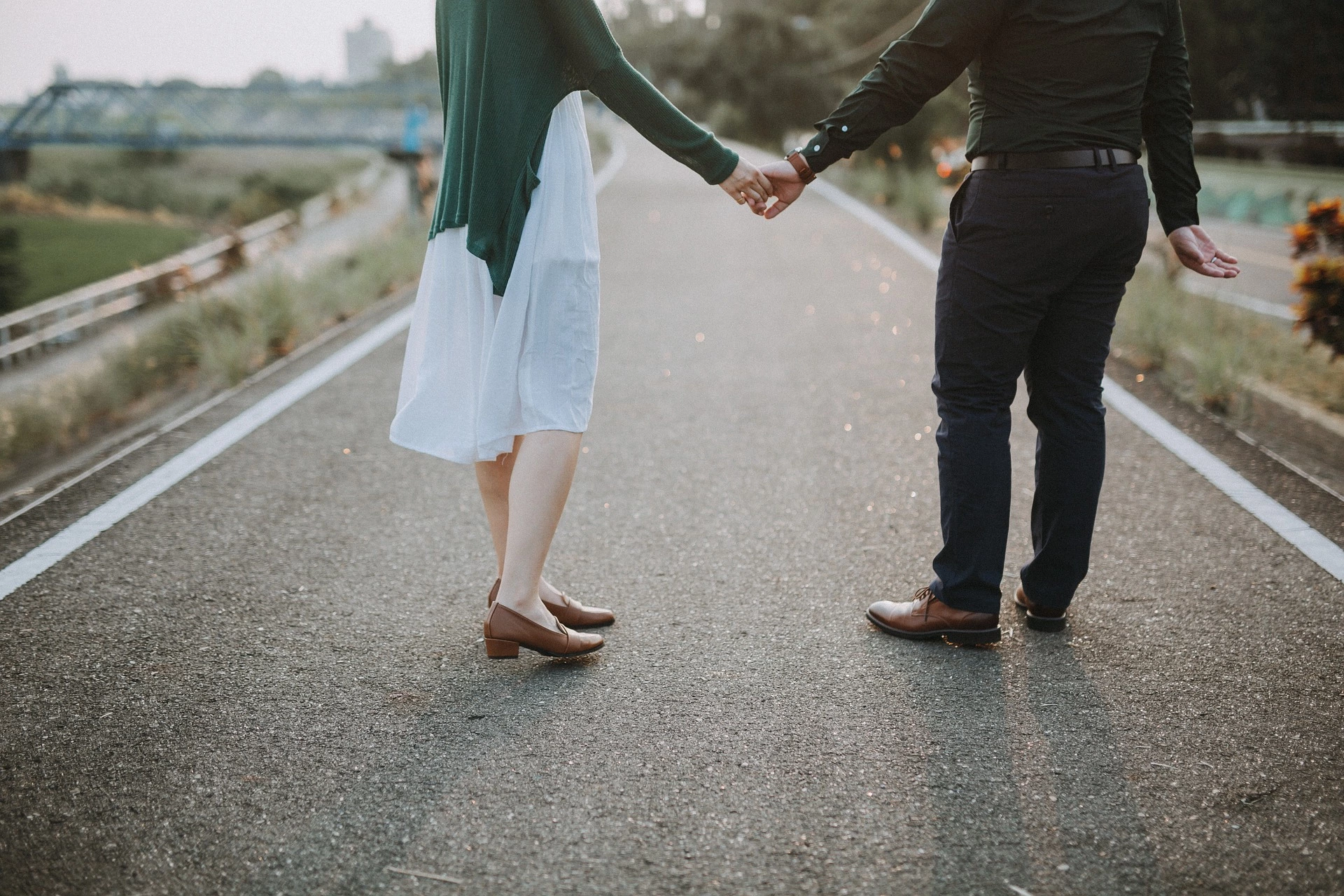 Heavn : Un homme et une femme se tenant la main sur une route.